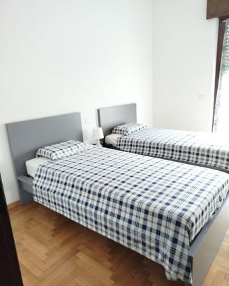 Cameretta 2 letti con comodini e cassettiera