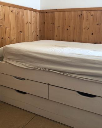 Letto singolo in legno