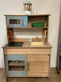 Cucina in legno giocattolo