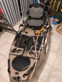 Kayak da pesca a pedali pighevole