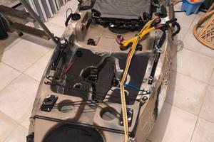 Kayak da pesca a pedali pighevole