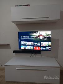 piccola parete attrezzata e TV 