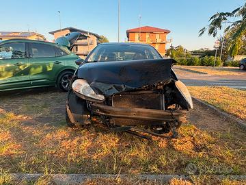 Fiat grande punto metano incidentata