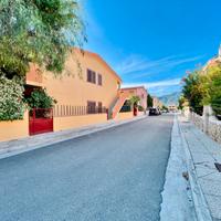 Trilocale capo schiera con veranda e box auto