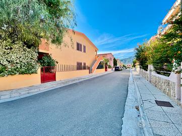 Trilocale capo schiera con veranda e box auto