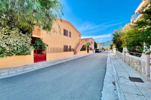 Trilocale capo schiera con veranda e box auto