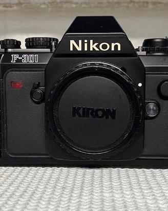 NIKON F301 CON ACCESSORI