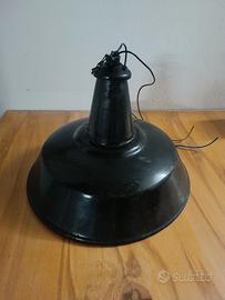Lampadario a cappello da strega