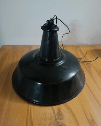 Lampadario a cappello da strega