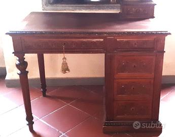 Scrivania da centro da restaurare