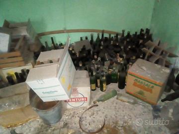 Bottiglie e bottiglioni vuoti