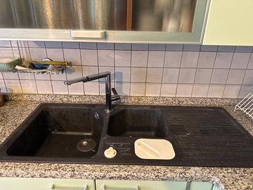Lavello cucina e rubinetto