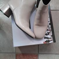 Tronchetti beige effetto lucido