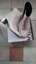 Tronchetti beige effetto lucido