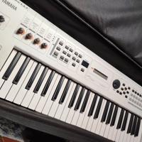Yamaha MX49 V2 White,Borsa Thomann, Da vetrina