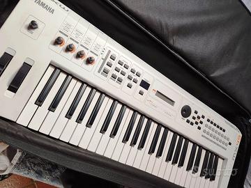 Yamaha MX49 V2 White,Borsa Thomann, Da vetrina