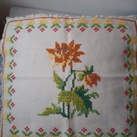 copricuscino in tela Aida ricamato a punto croce 