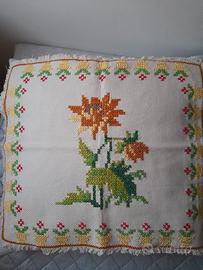 copricuscino in tela Aida ricamato a punto croce 
