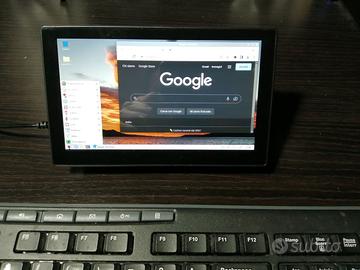 Raspberry Pi 4 Model B con monitor touch