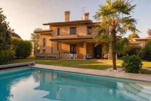 Villa di 258 m² con più di 5 locali e box auto dop