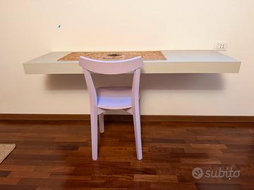 Scrivania sospesa a muro + sedia