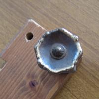 Vecchia piccola maniglia a pomello in ottone per m