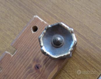 Vecchia piccola maniglia a pomello in ottone per m