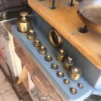 ANTICA BILANCIA a due piatti ,con PESI, del1920