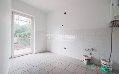 Viletta a schiera con giardino e posto auto