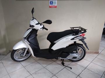 Piaggio Liberty 125 con portapacchi "DELIVERY"