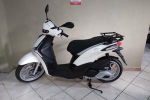 Piaggio Liberty 125 con portapacchi "DELIVERY"