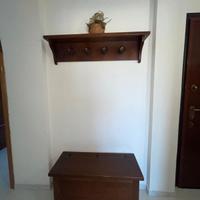 appendiabiti e cassapanca 