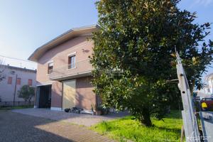 CASA INDIPENDENTE LIBERA SU 4 LATI