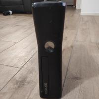 Xbox 360 slim da 250 GB con due joystick e giochi 