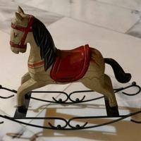 Cavallo a dondolo in legno