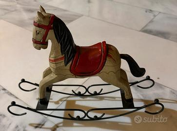 Cavallo a dondolo in legno