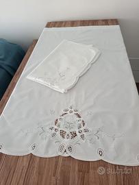 Due tende di lino con ricamo a intaglio. Nuove