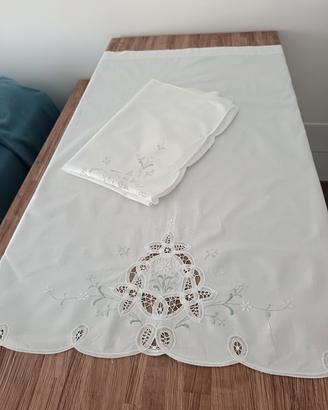 Due tende di lino con ricamo a intaglio. Nuove