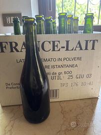 Bottiglie di vino vuote in vetro