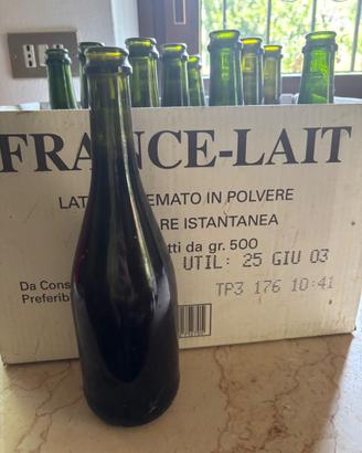 Bottiglie di vino vuote in vetro