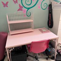Scrivania rosa in legno con piedi in ferro battuto