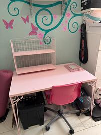 Scrivania rosa in legno con piedi in ferro battuto