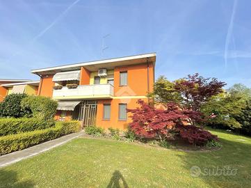 VILLA A SCHIERA A TREBASELEGHE