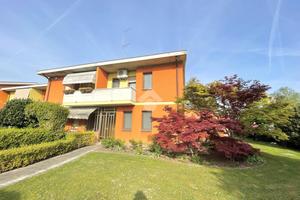 VILLA A SCHIERA A TREBASELEGHE