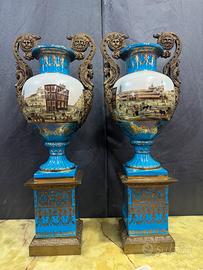 Coppia di grandi vasi ornamentali in porcellana