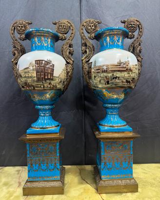 Coppia di grandi vasi ornamentali in porcellana