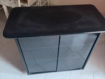 Mobile moderno nero con ante in vetro