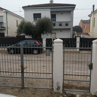 Cancello a battenti in ferro e cancello pedonale