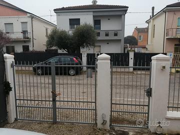 Cancello a battenti in ferro e cancello pedonale