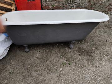 Vasca da bagno con piedini